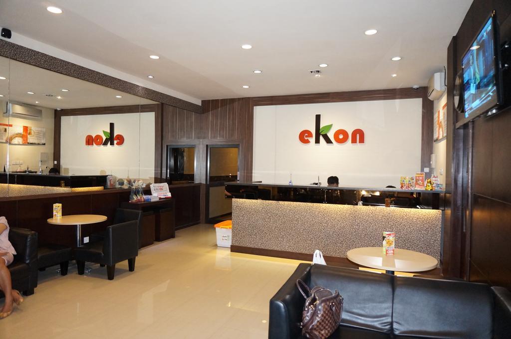 Ekon Hotel Yogyakarta Exteriör bild